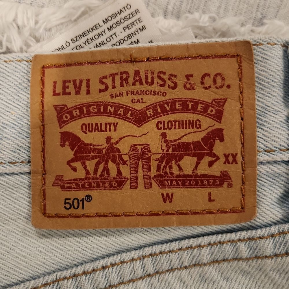 Light wash, button fly high waist Levi's jean shorts size 28! - Picture 11 of 13
